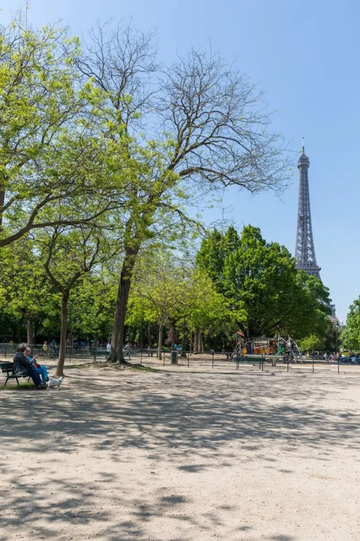 Avenue to the Eiffel Tower