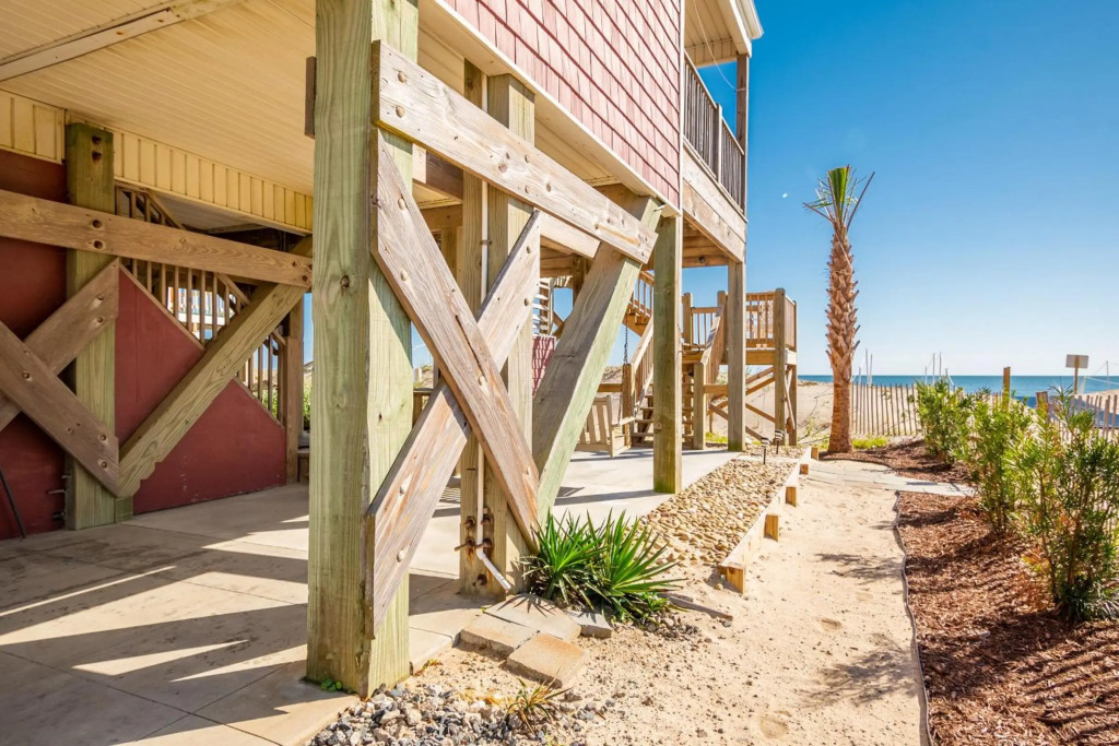 A Villa Roja by Oak Island Accommodations