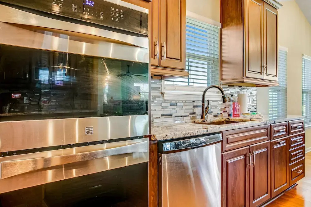 Beautiful 3-level Home Steps From the Beach W/wifi, Washer/dryer, & Central AC