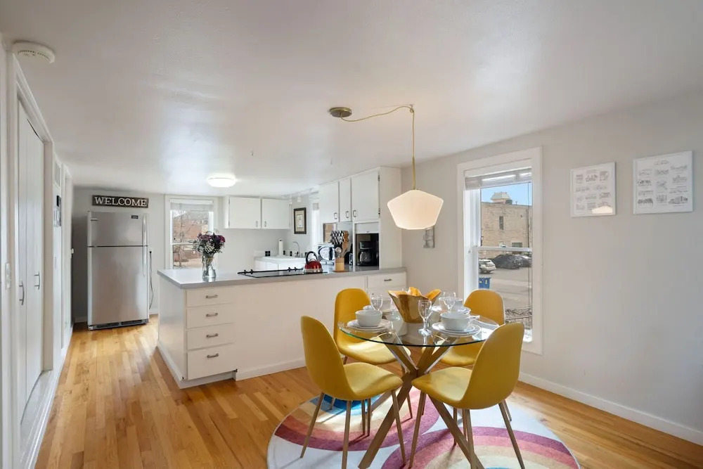 Pine Street Loft – Steps from Old Town Square!
