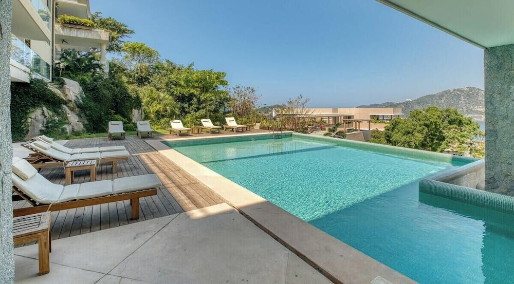 Luxury 4 BR Condo - Amazing Bay View - Pool