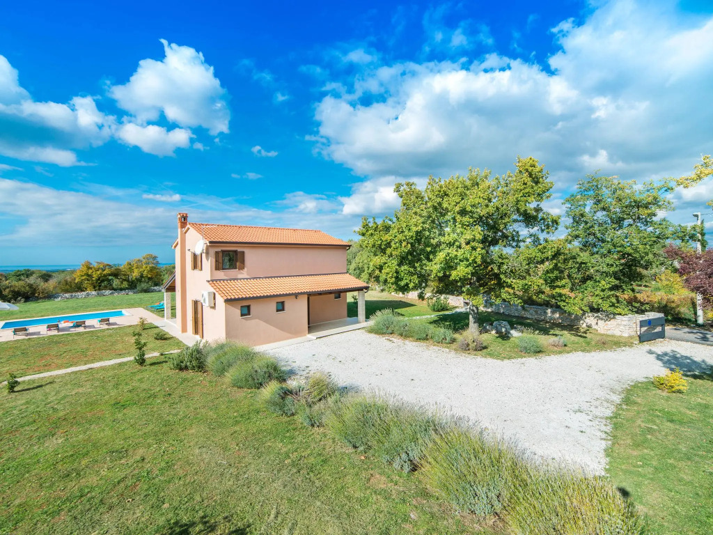 Detached villa with private pool and large garden, in a quiet area