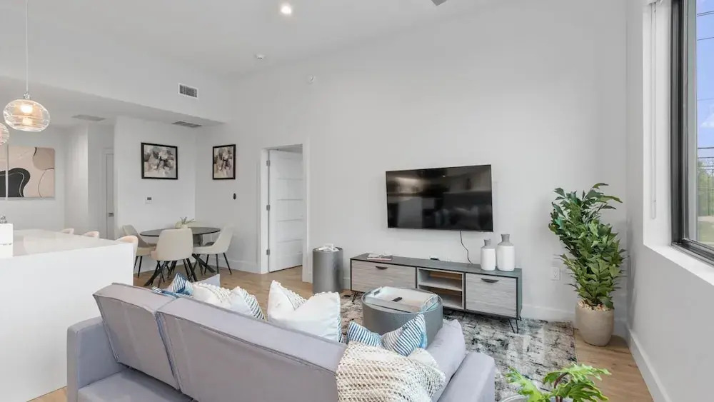 Upstay Brand New Contemporary Apartment near SoCo