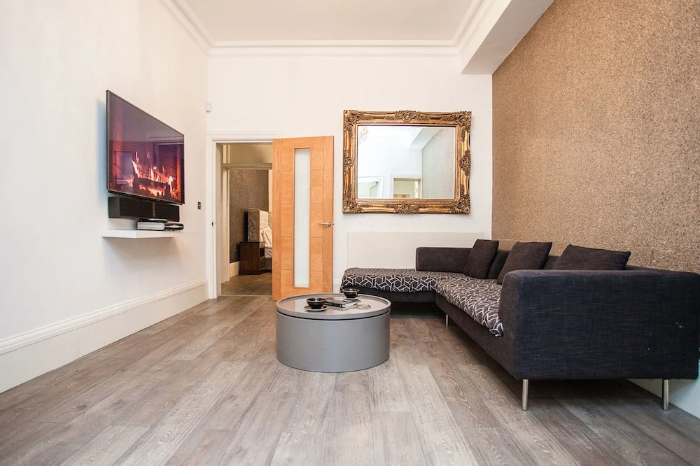 Beautiful 4 Bedroom House in South Kensington