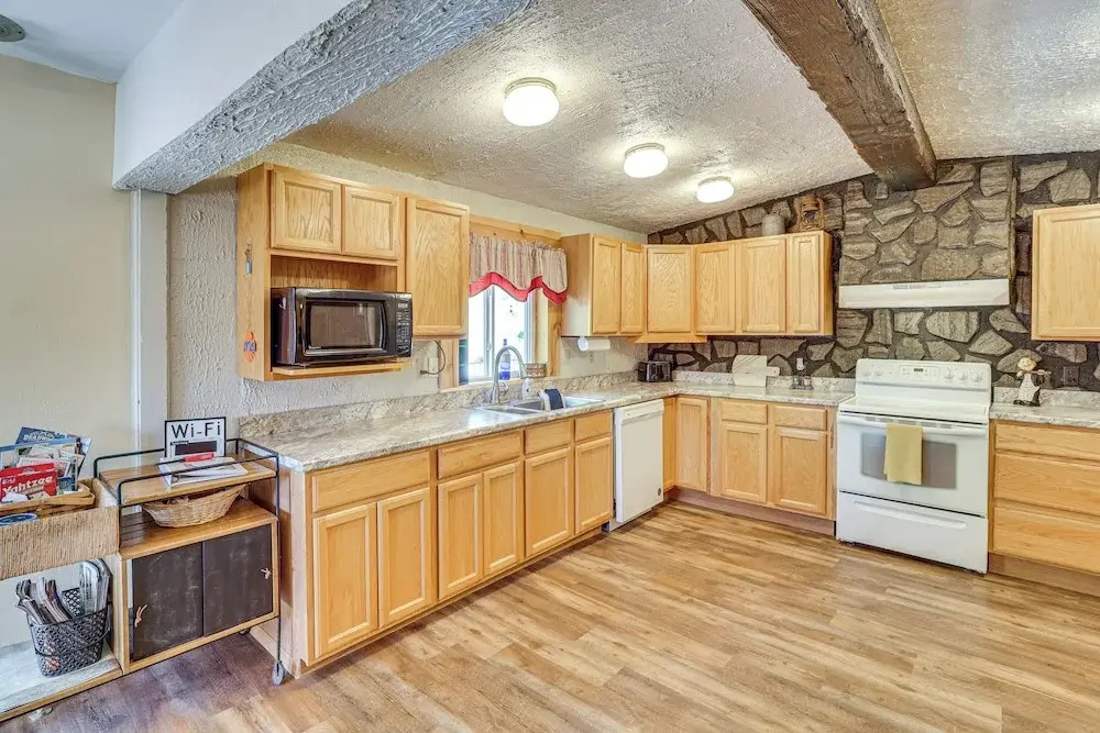 Lead Hideaway w/ Fireplace, Grill & New Deck!