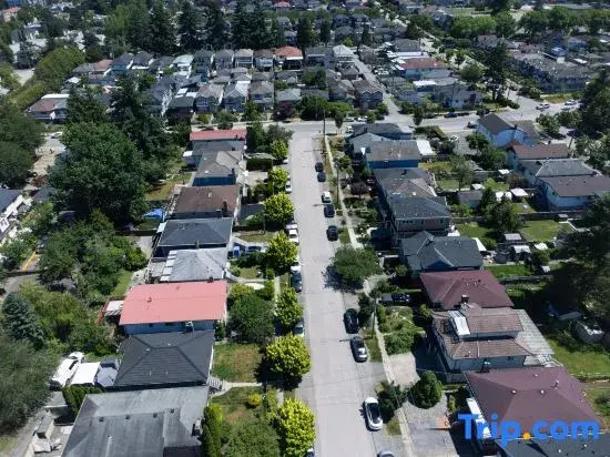 Vancouver quiet cozy 2BR1BA private entry suite near Skytrain