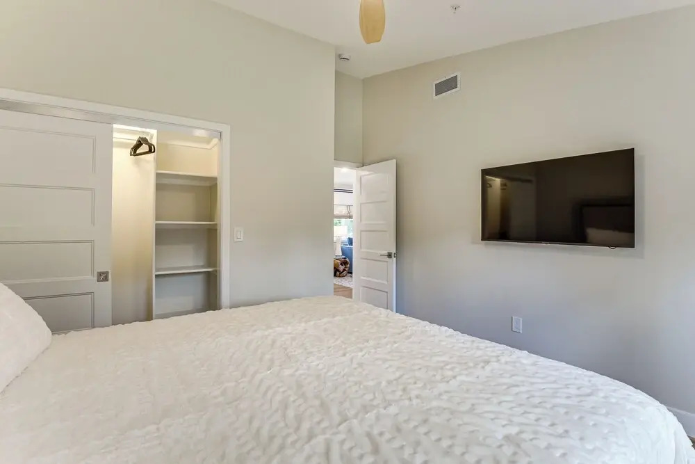 1 Block to Usna Stadium: Modern Annapolis Home!
