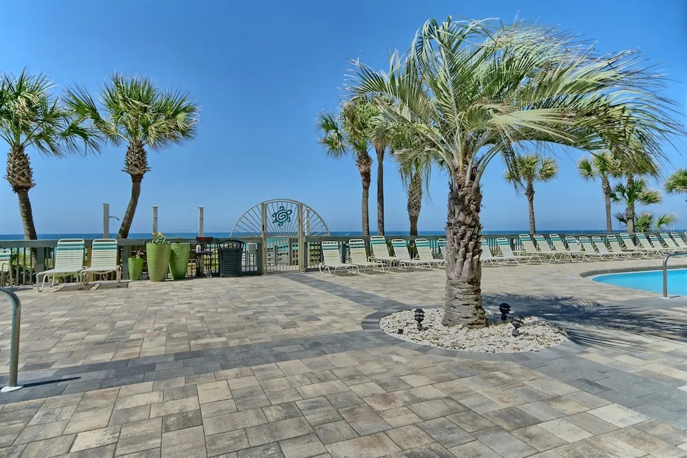 Luxurious High-Rise Condo with Spacious Balcony Facing the Ocean - Unit 1805 by RedAwning