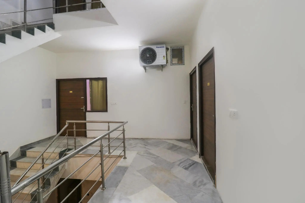 OYO 70049 Hotel Royal Palace 2