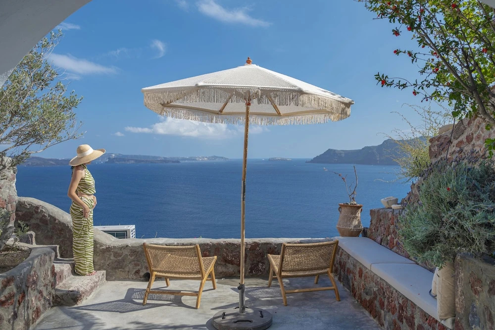 Oia Waves Cave Houses