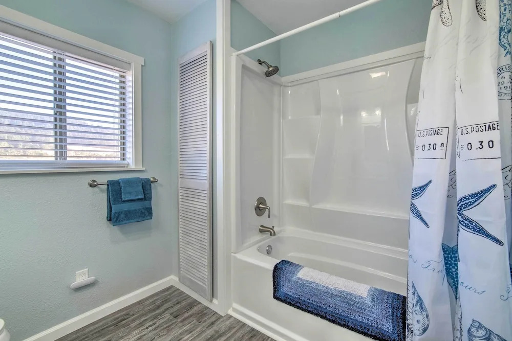 Gold Beach Home w/ Hot Tub, 1/4 Mi to Beach