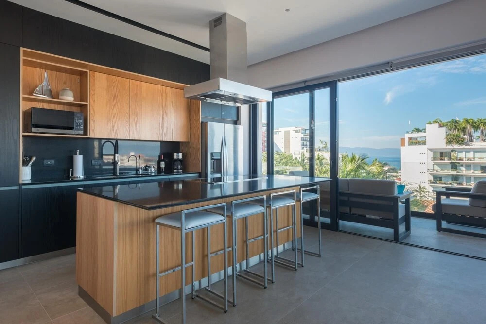 Sail View-709 Spacious Condo Romantic Zone Ocean Views