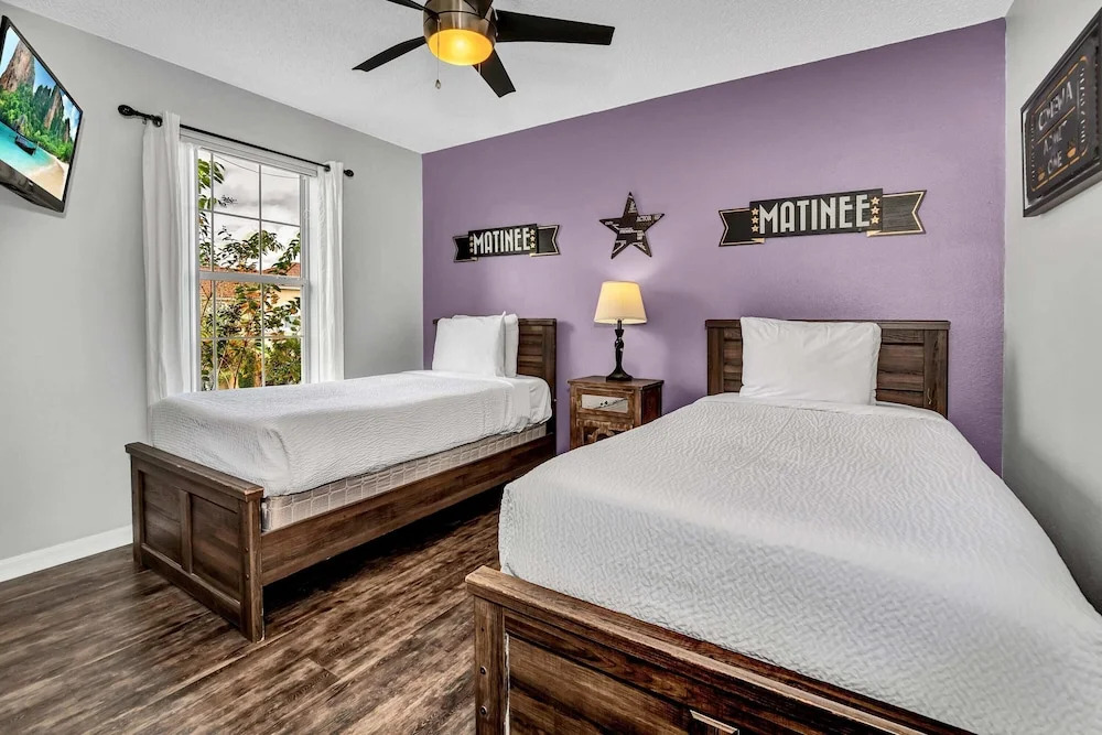 Fresh Decor With Hardwood Floors Huge Private Pool Area CDC Standards 4tv121