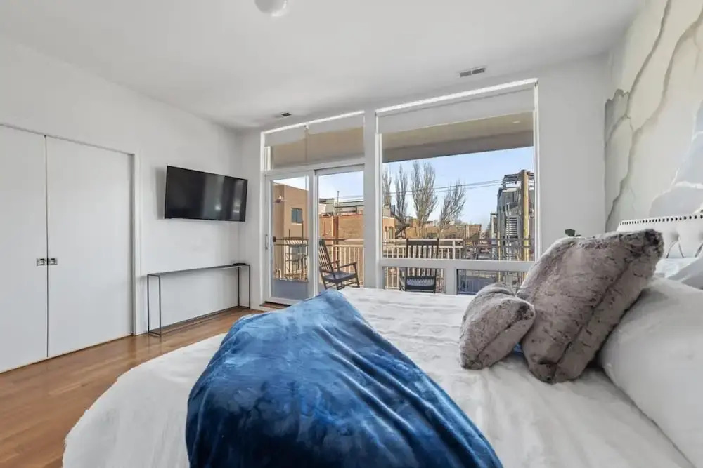 Spacious 4BR 2BA Unit in Ukrainian w 2 Balconies