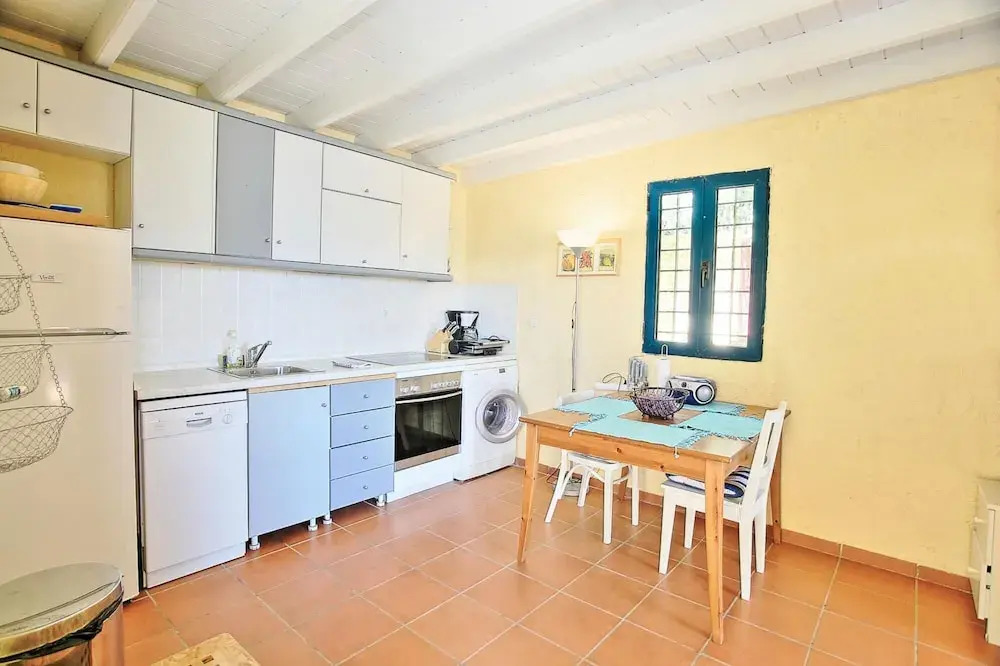Tinas Apartment in Mparmpati