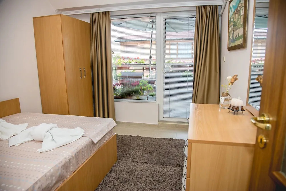 FM Deluxe 2-BDR Apartment with Parking