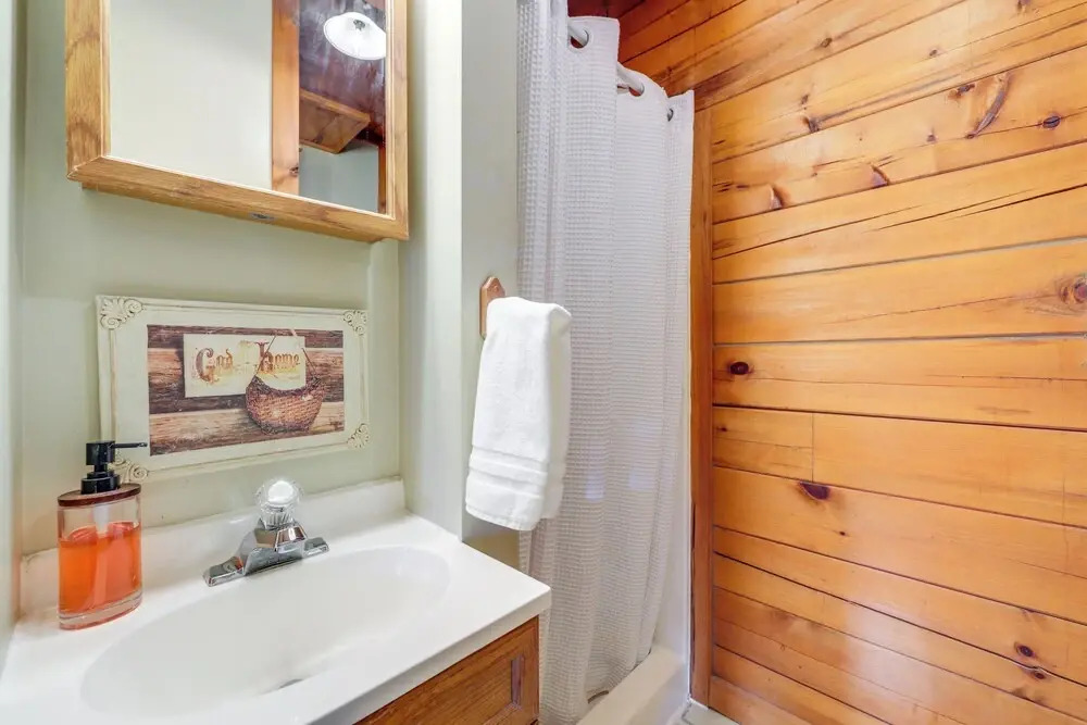 Family Log Cabin w/ Mtn Views, 2 Mi to Tube World!