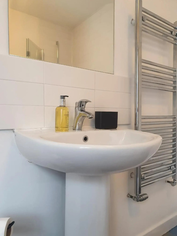 Sleeps 6 - 2 Bedroom Reading House - With WiFi, Netflix, Parking & Garden by JDF Property