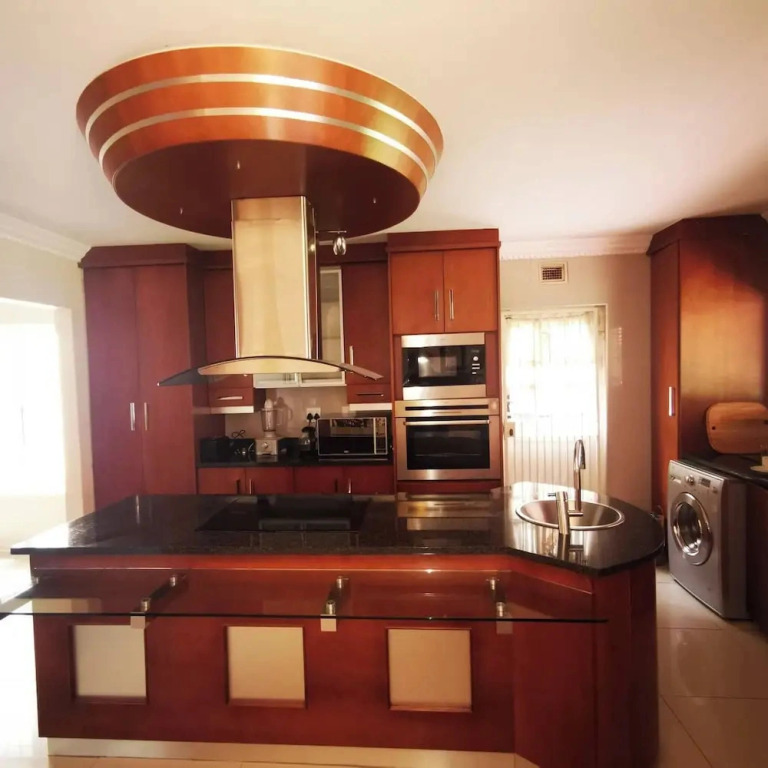 Spacious 4BR Home Pool & Balconies Krantzkloof
