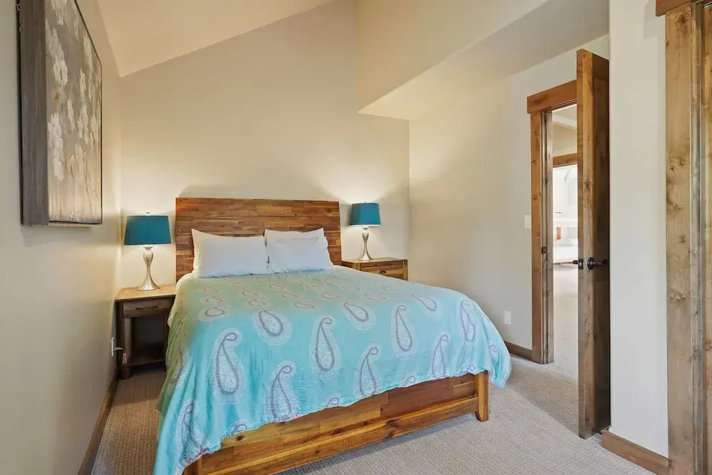 3 Tumalo Home with Wood Burning Stone Fireplace, Hot Tub, and BBQ on the Deck by RedAwning