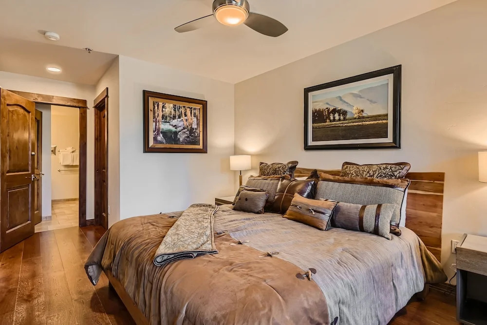 Bluesky 505 4 Bedroom Condo by RedAwning