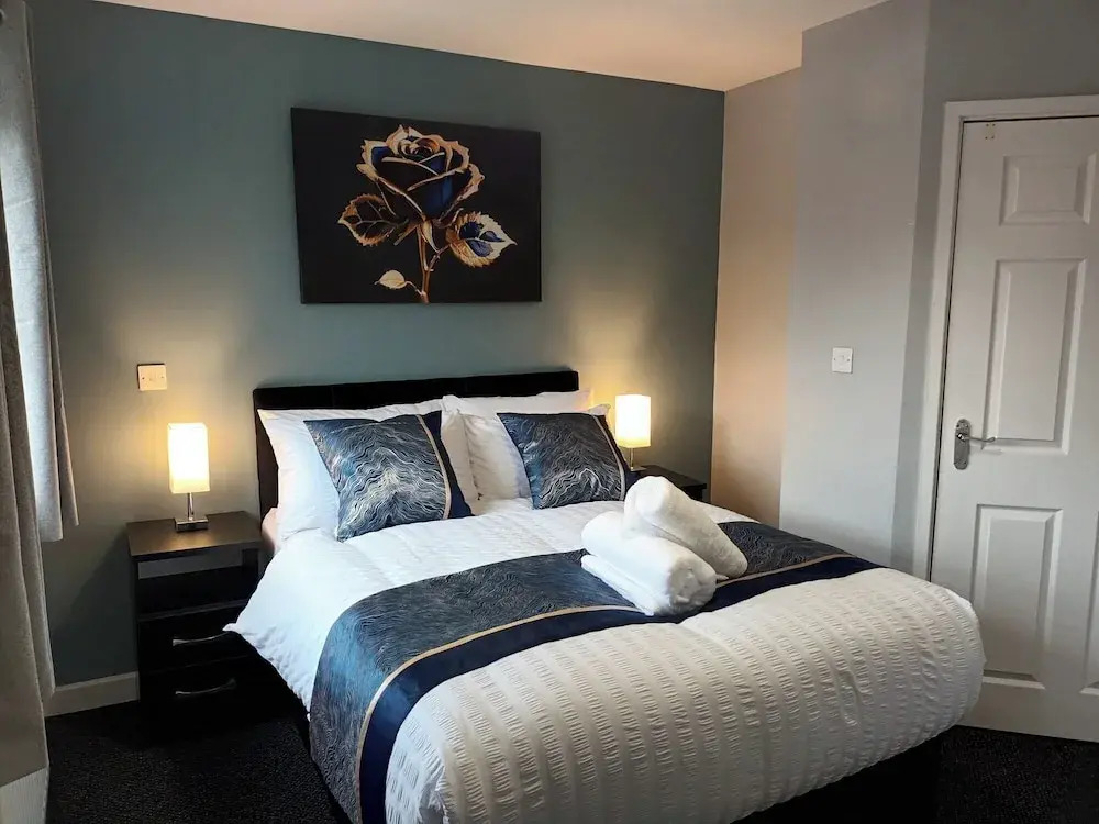 2 Bed House - Sleeps 6 - Parking - Wifi