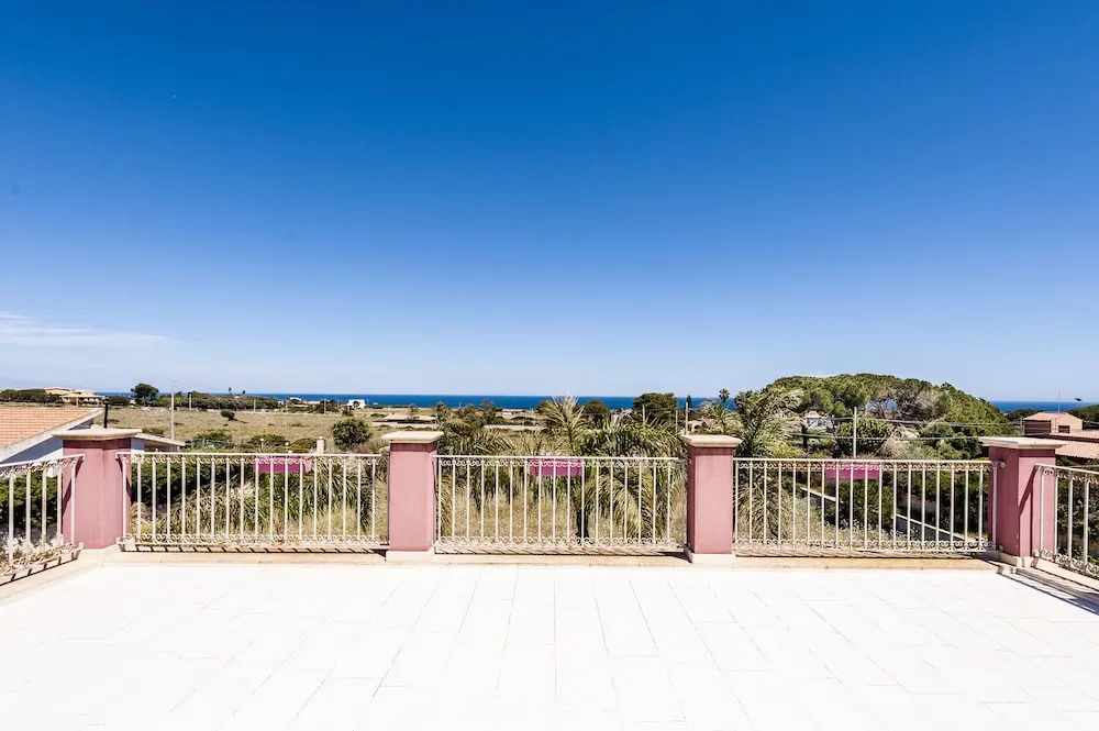 Charming Sea View Villa close to beach