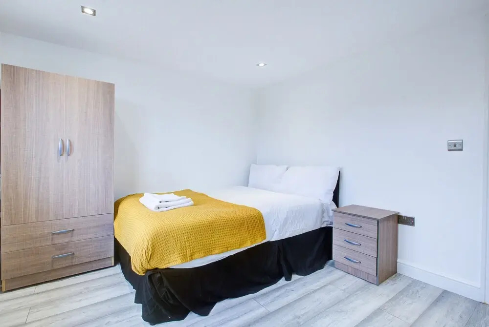 6 - 7 Beds-sleeps 12-elizabeth Line-free Parking