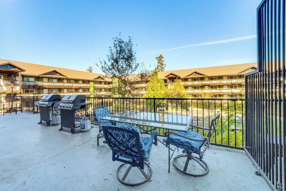 Walk to the Lake: Chelan Condo w/ Mtn Views!