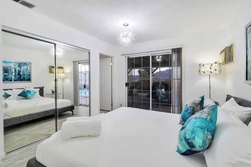 6 Mi to Joshua Tree: Home w/ Outdoor Oasis & View!