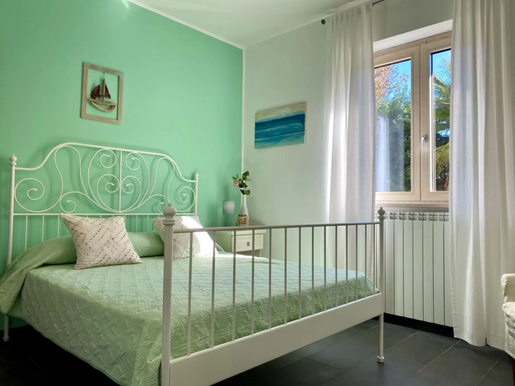Apartment in villa, suitable for families, swimming pool, large outdoor spaces-Salice by Villa Rita