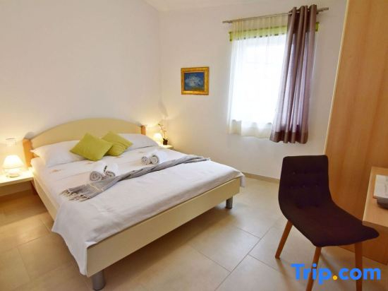 Ideal getaway flat with pool and rumpus room