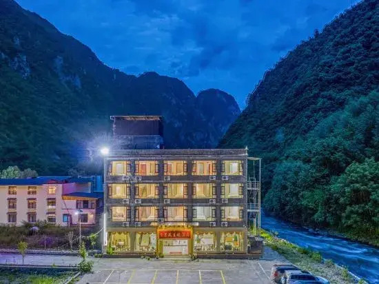 Lixian Yujingyuan Theme Hotel（Bipenggou Scenic Area · Lixiao Road Store）