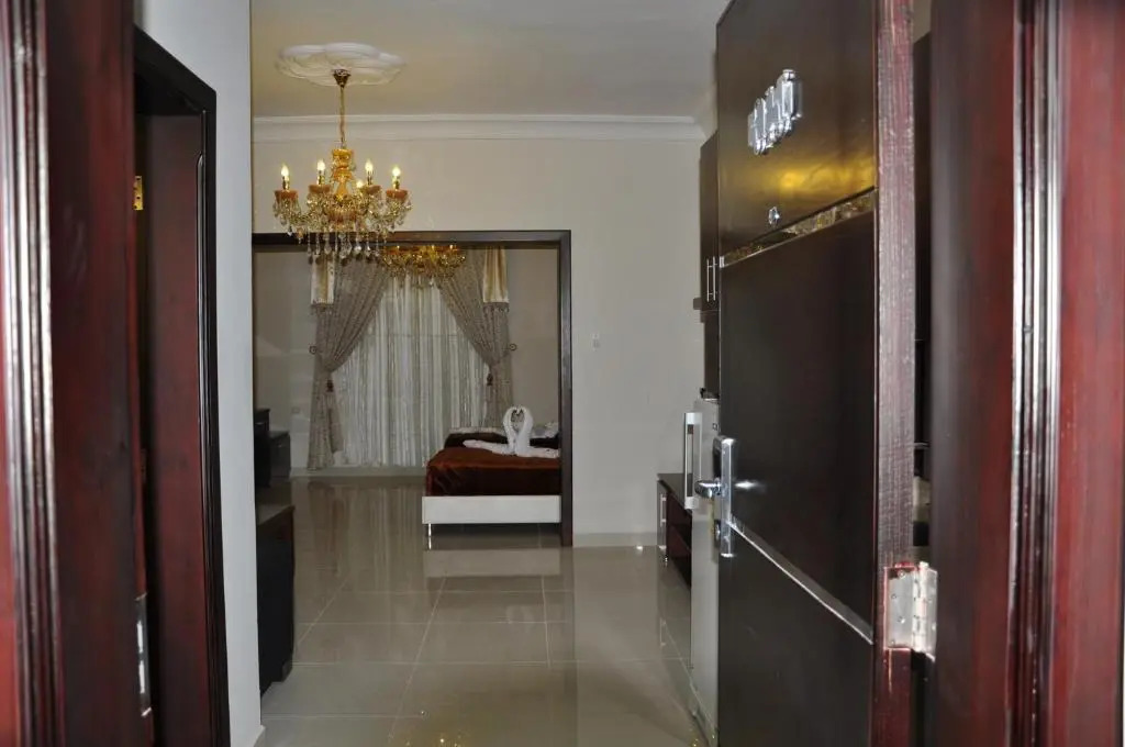 Al Bustan Crown Hotel 2