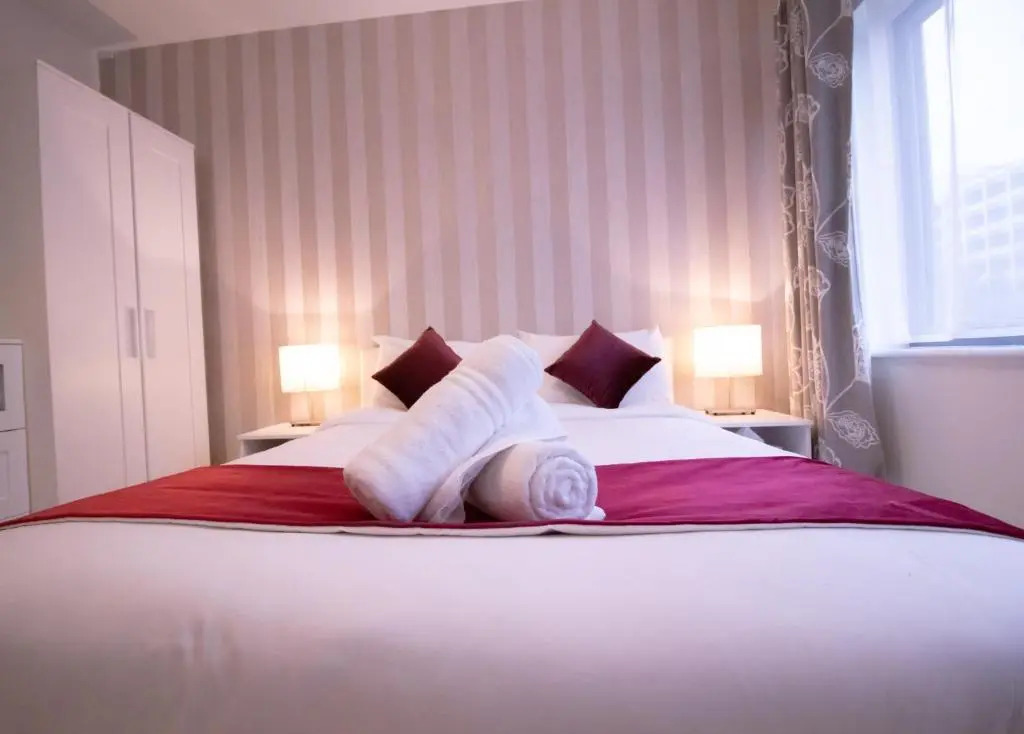 2 Bedroom 2 Bathroom Quality Serviced Accommodation Perfect for Contractors & Families, FREE Parking & WiFi with 1 Double, 2 Single Beds by Firoz Property Management
