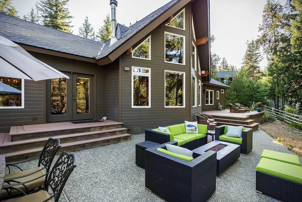 Riffle River Lodge 3 Bedroom Home by NW Comfy Cabins by RedAwning