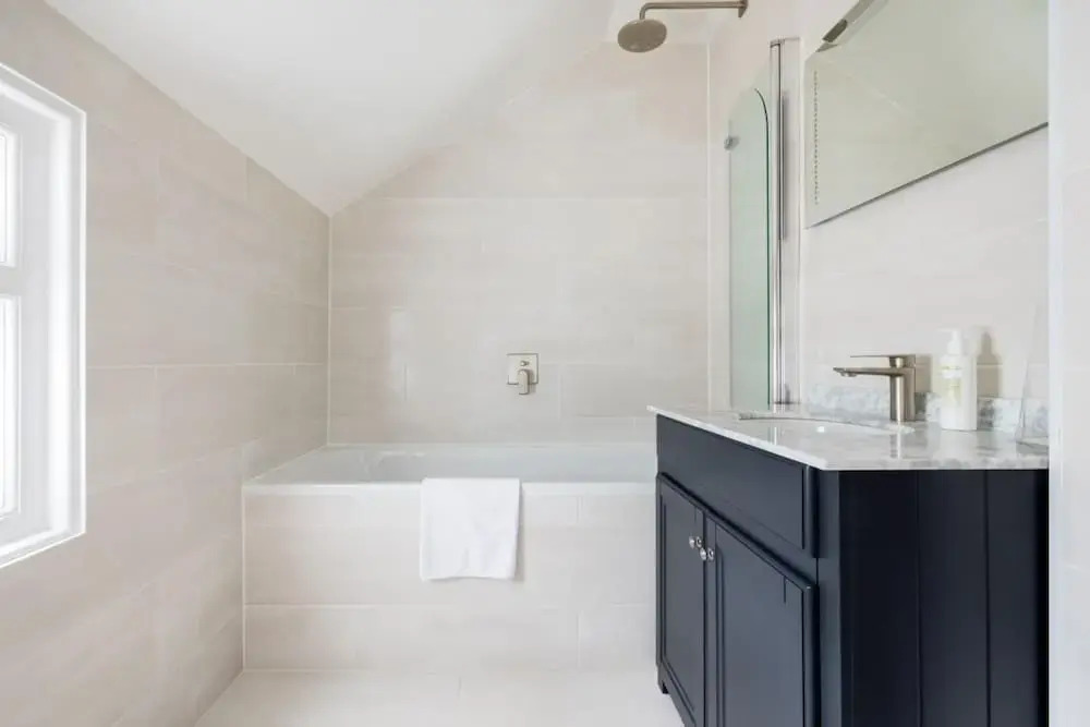 The Clapham Classic - Stylish 5bdr Family Home With Garden, London