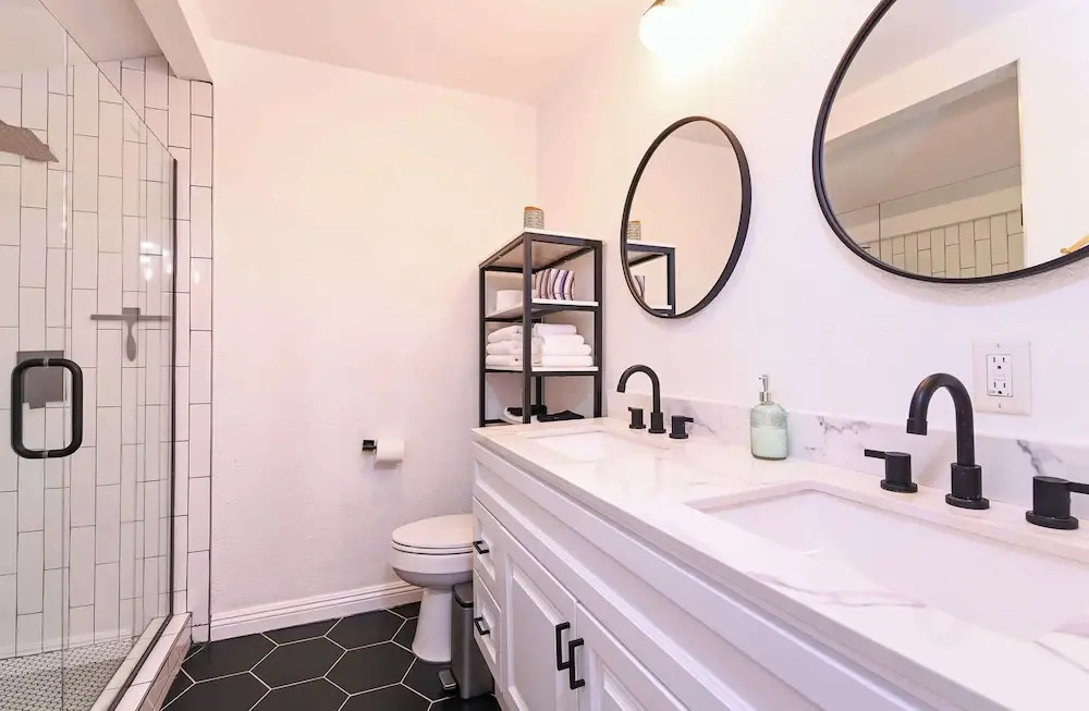 Immaculate 3bdr Private Bungalow, Walk to Beach!