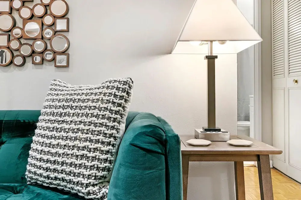 1BR Apt Near Shops in Lakeview