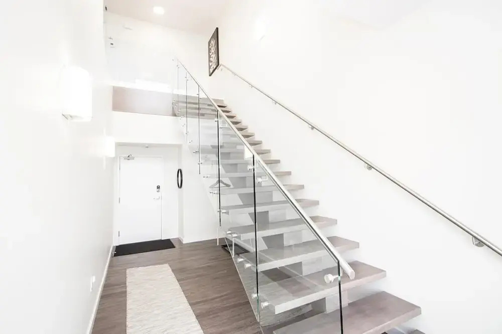 Spectacular 2bedroom and 2bath Penthouse With Parking
