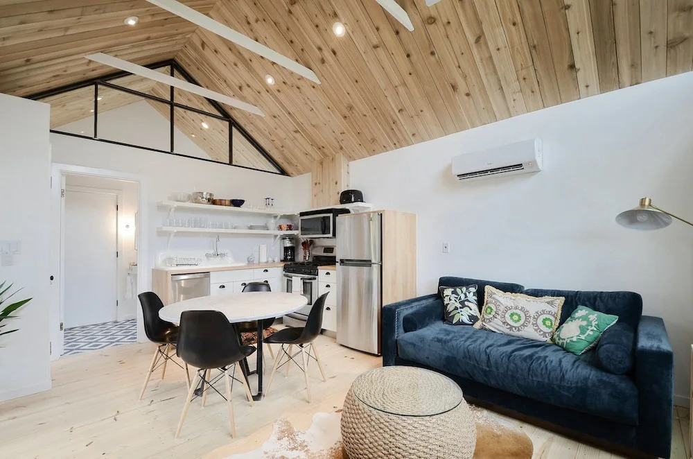 1BR SoCo Treehouse Studio by RedAwning