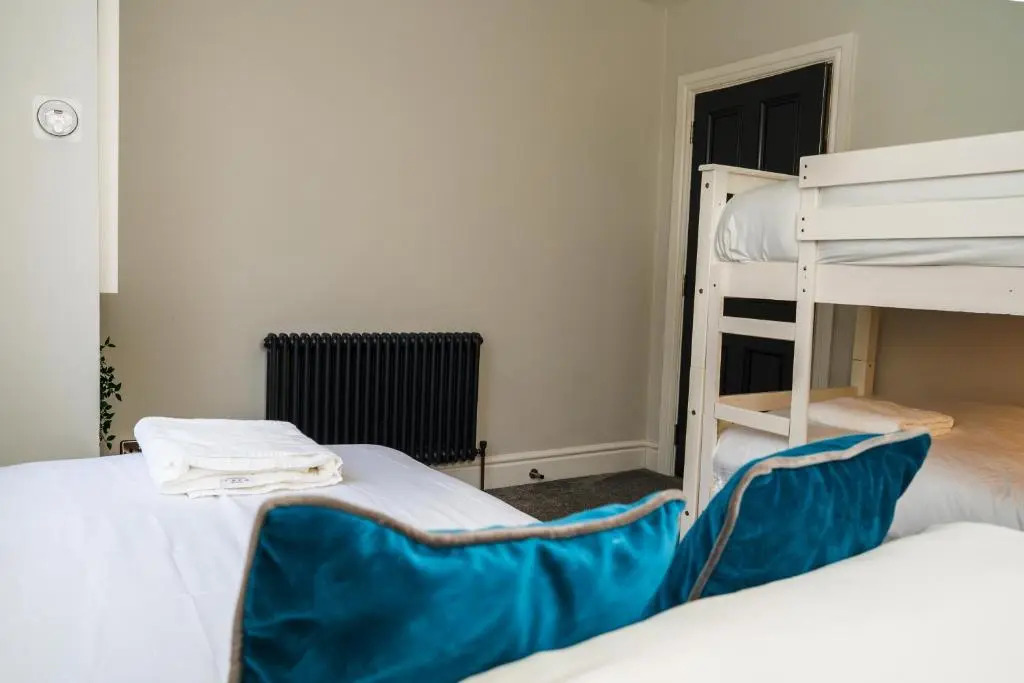 Central, stylish 3 bed apartment with sea views
