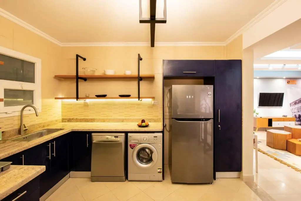 Waterfront Designer 2br W/ Pool Access - 5 Min To Airport