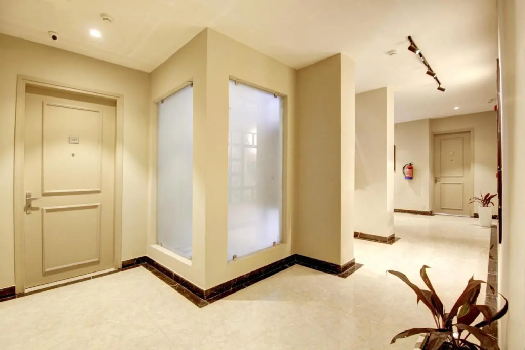 Saltstayz Select - Golf Course Road & Sector 27