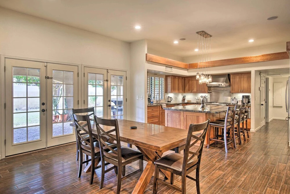 11 Mi to Phoenix: Tempe Escape w/ Patio & Bar!