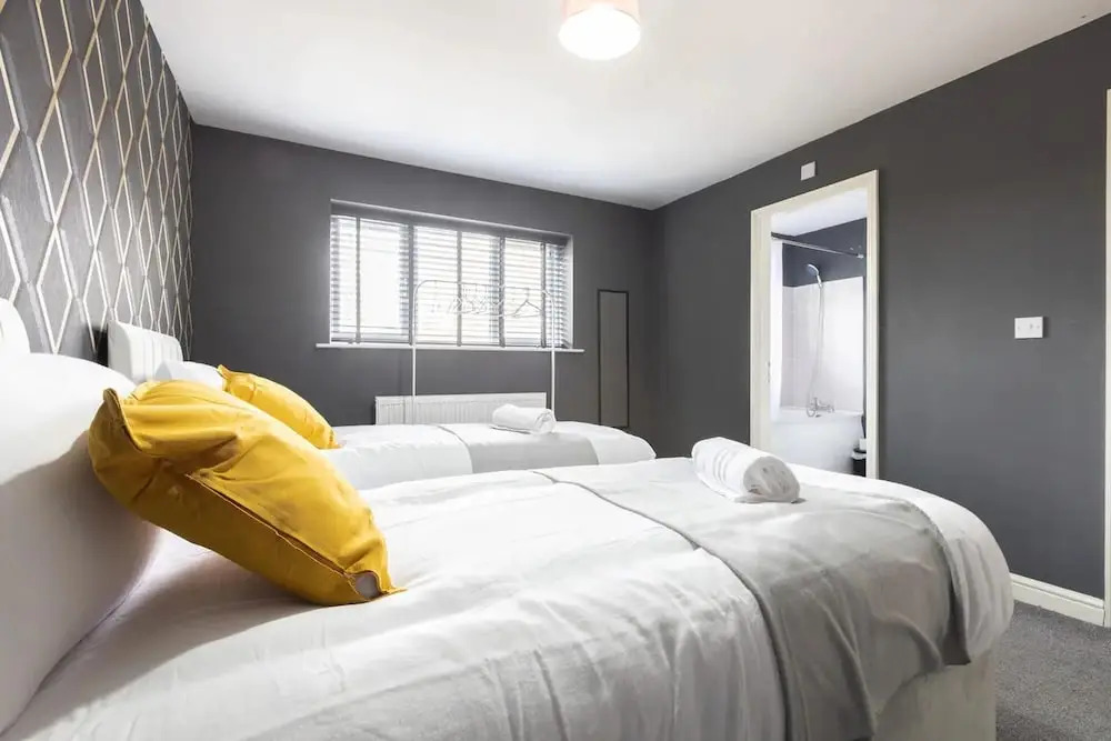 Large 5-bed House in Leeds/ Fits 10/free Parking/