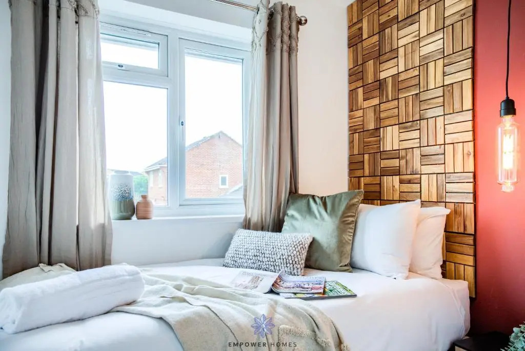 Coventry Beautiful House, University Hospital, M6 M69, Private Parking, Sleeps 6, by EMPOWER HOMES rates incl VAT