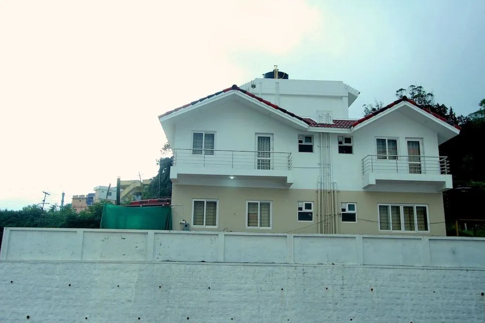 Oyo 26193 Hotel Maple Suites