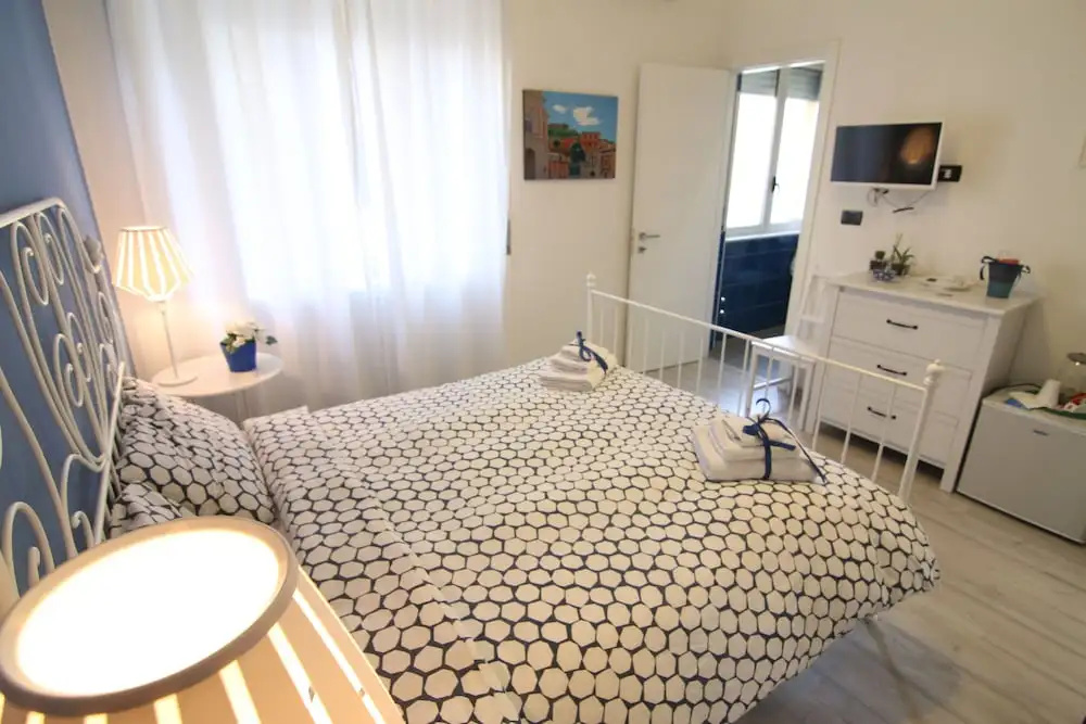 "7 SORELLE B&B" camere in pieno centro città con bagno privato, FREE HIGH SPEED WI-FI, NETFLIX