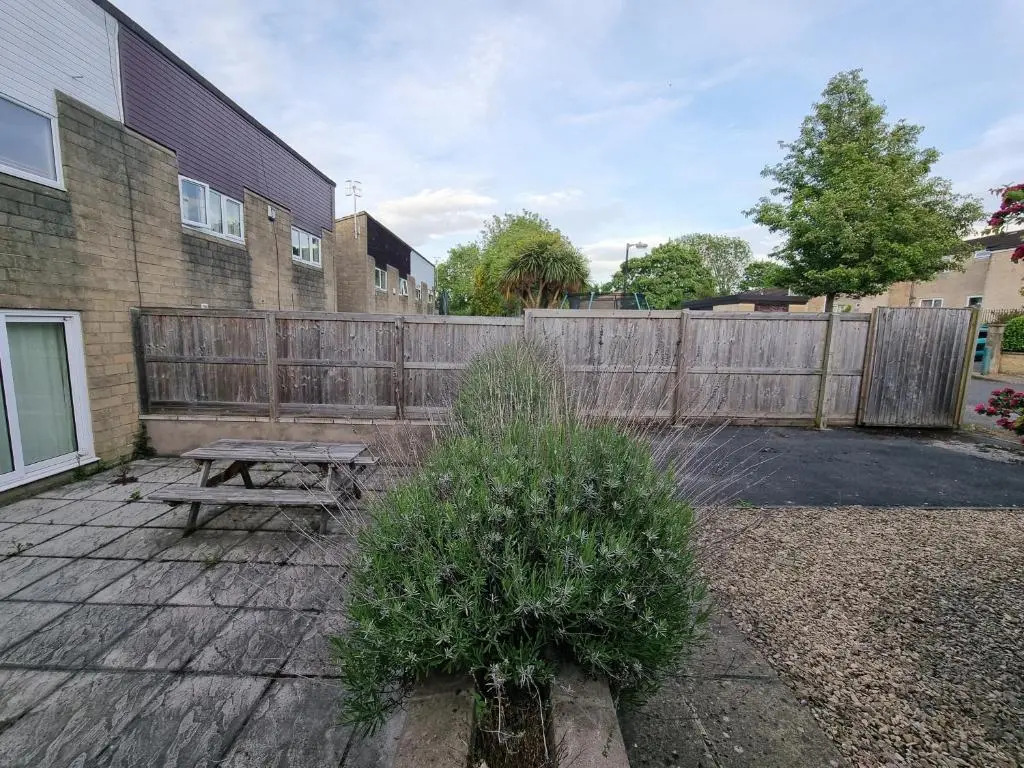 4 Bed 2 Bathroom House with Garden and Parking